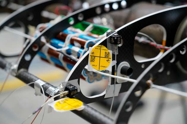 Die Flugplattform HAP-alpha wurde mit elektro-mechanischen Schwingern angeregt, um ihre Schwingungscharakteristika zu identifizieren.