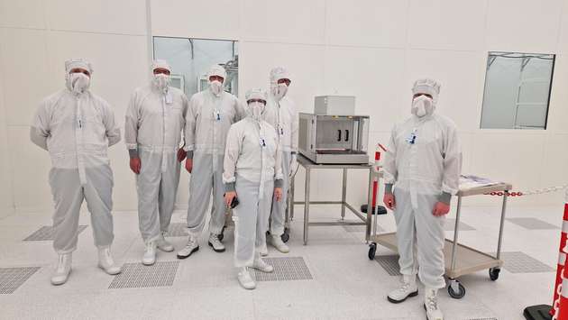 Die Experten von Dive und dem Fraunhofer IPMS im Reinraum in Dresden.