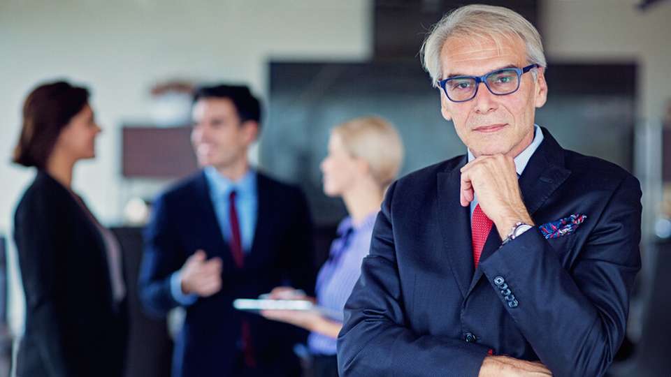 Das steigende Alter der Unternehmensinhaber im Mittelstand führt zu geringeren Investitionen und einem Investitionsstau, da ungeklärte Nachfolgen die Investitionsbereitschaft hemmen.