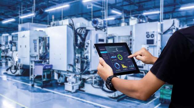 Damit IIoT-Projekte erfolgreich sind, bedarf es eines strategischen Vorgehens. Statt sofort alle Prozesse zu digitalisieren, empfiehlt sich ein schrittweises Vorgehen mit Pilotprojekten, beispielsweise an einer Maschine. So lassen sich konkrete Anwendungsfälle identifizieren, in denen sich der Nutzen schnell zeigt. 