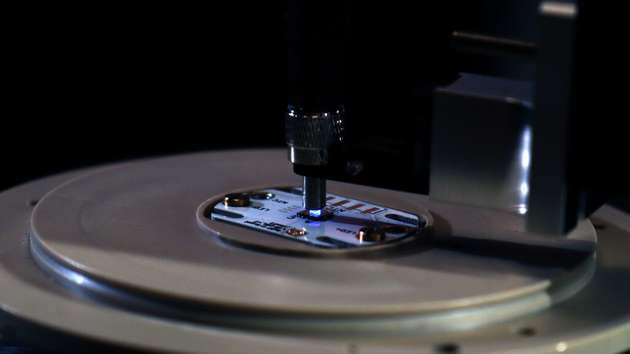 Laboraufbau mit Fern-UVC-LED-Chip bestehend aus Zehntausenden 235 nm Mikro-LEDs, die in eine Glasfaser emittieren.