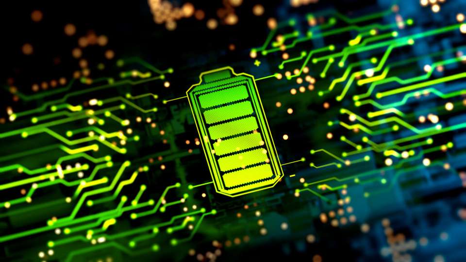 Ein Forschungsteam um Prof. Dr. Philipp Adelhelm zeigt: Die bislang als problematisch geltende Ko-Interkalation kann in geeigneten Kathodenmaterialien die Ladegeschwindigkeit und Effizienz von Natrium-Ionen-Batterien deutlich verbessern.