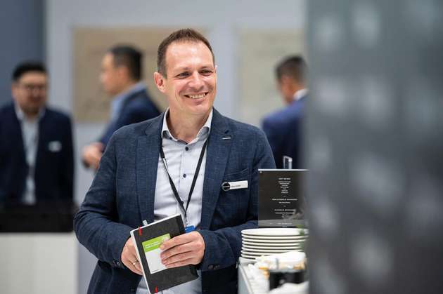 Oliver Deifel, Director Global Customer Solutions & Integration Business, Bizerba: Nachhaltigkeit beginnt für uns mit stabilen Prozessen – Automatisierung macht hier den Unterschied: Unsere in die Linie integrierten Checkweigher und Inspektionssysteme erkennen Fehler frühzeitig, minimieren Ausschuss und schonen Ressourcen. Mit Softwarelösungen, Kennzeichnungssystemen und unseren trägerpapierlosen CleanCut-Linerless-Etiketten schaffen wir lückenlose Rückverfolgbarkeit und vermeiden Abfall. Das reduziert Rückrufkosten und stärkt das Vertrauen in die Lieferkette. Zudem liefern automatisierte Prozesse wertvolle Daten für Predictive Maintenance und kontinuierliche Verbesserung. Automatisierte Verpackungs- und Palettierlösungen optimieren Transporteinheiten und senken CO2-Emissionen. So beeinflussen die Lösungen von Bizerba die Nachhaltigkeit positiv und werden zum messbaren Wettbewerbsvorteil.
Halle 3C, Stand 468; Halle 3A, Stand 416