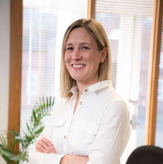 Tara O‘ Connor, Produktmanagerin Tray Sealer, Ishida Europe: Es gibt gleich zwei gute Nachrichten. Erstens: Unsere Kunden aus der verpackenden Industrie fragen gezielt nach nachhaltigen Maschinen und Lösungen. Und zweitens: Wir haben passende Antworten. Mit dem neuen Traysealer QX-800 bieten wir eine leistungsstarke Anlage, die rund 50 Prozent weniger Energie verbraucht als ihr Vorgängermodell – ganz ohne Pneumatik und Wasserkühlung. Der schonende Transport der Trays reduziert Verschütten und vermeidet Lebensmittelverluste. Ein schneller Werkzeugwechsel ermöglicht den flexiblen Einsatz und verlängert die Nutzungsdauer. Außerdem verarbeitet die Maschine auch neue, nachhaltige Verpackungsmaterialien. All das macht den QX-800 nicht nur zu einer technologisch effizienten Weiterentwicklung, sondern auch zu einem aktiven Beitrag für ressourcenschonendere Verpackungskonzepte und einen geringeren CO2-Fußabdruck.
Halle 3C, Stand 210