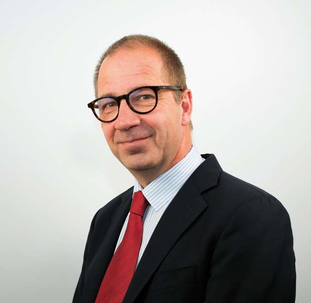 Dr. Ralf Weinekötter, Managing Director, Gericke: Gericke ist ein führendes Unternehmen in der Schüttgutindustrie, das Maschinen und Anlagen für Pulver und Granulate liefert. Viele pulverförmigen Ausgangs,- Zwischen,- oder Endprodukte müssen mit minimaler mechanischer Belastung verarbeitet werden, um Abrieb und Bruch zu minimieren. Ein erhöhter Feinanteil führt verändert die Produkteigenschaften, reduziert die Ausbeute des Prozesses und kann zu einer Staubemission beim Verwenden führen. Unsere Technologien sind darauf ausgerichtet, die Partikel sehr schonend zu behandeln. Dies reduziert den Energieaufwand und gleichzeitig senkt das Risiko von Staubemissionen. Ein Beispiel für unsere innovativen Lösungen ist die pneumatische Dichtstromförderung, deren tiefe Fördergeschwindigkeit nur 1/5 des Wertes konventioneller pneumatischer Fördersysteme aufweist. Unsere Mischprozesse mit automatisierter Zuführung der Komponenten sind „lean“ ausgeführt: Es werden minimierte Zwischenspeicher verwendet oder sogar mit einer gänzlich kontinuierlichen Prozessführung, um eine hohe Prozesseffizienz zu erreichen. Speziell im Bereich Pharma (OSD) und Batterie (Kathoden und Anodenmaterialen) haben wir technisch dichte, kontinuierliche Förder,- Dosier und Mischsysteme enwickelt. Diese Prozesse sind gekapselt, um den geforderten OEB-Level einzuhalten.
Halle 11.0, Stand 206) (Powtech)