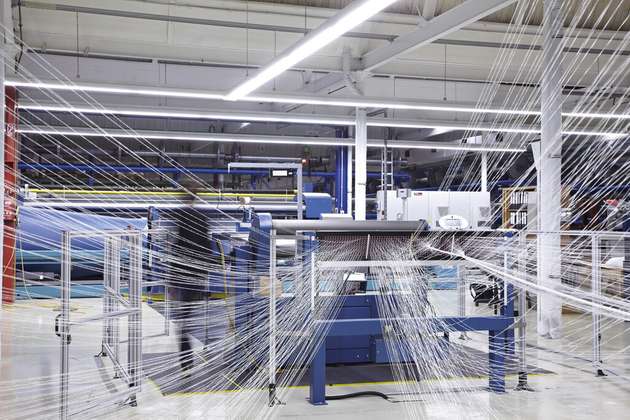 Das Herz der Produktion sind die Luftwebmaschinen, in denen mithilfe komplexer Technologien das auf die jeweilige Kundenanforderung spezialisierte Gewebe entsteht. 
