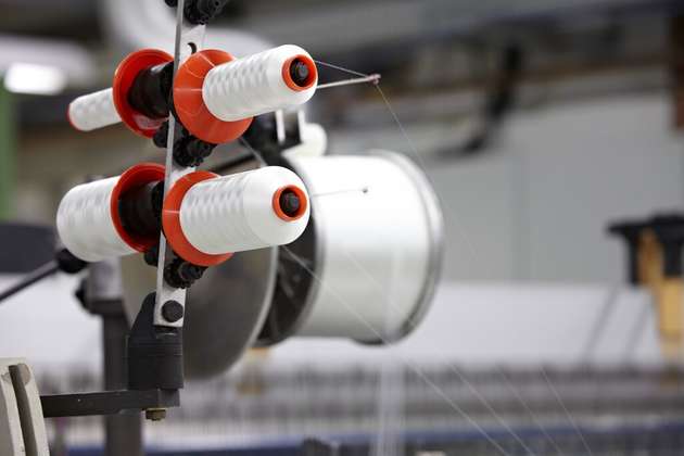 Bis zu 300 km/h von einer Webkante zur anderen – so schnell transportiert Druckluft den Faden in den Luftwebmaschinen bei Delcotex. 