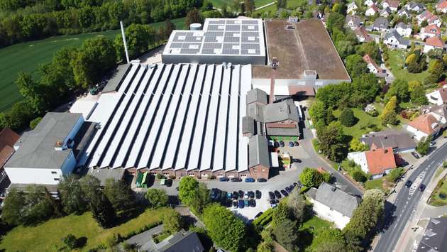 Auf einer Produktionsfläche von über 25.000 m² sind mehr als 100 Webmaschinen und zahlreiche Sondermaschinen für Vorprodukte und Qualitätsüberwachung im Einsatz. 