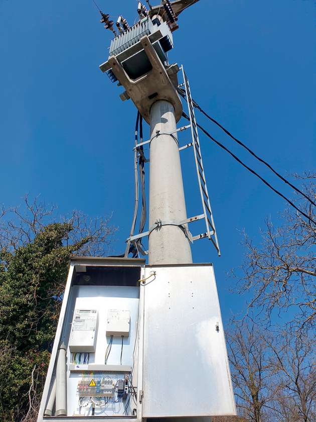 Digitale Überwachungstechnik an einer Trafostation: Mit IoT-Lösungen lassen sich Netzstatus, Energieflüsse und Anlagenzustände in Echtzeit erfassen und aus der Ferne steuern.