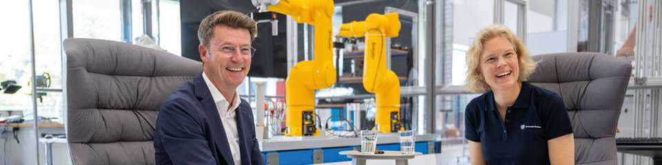 Links: Hubertus Breier, Vorstand Technologie und Innovation bei Lapp. Rechts: Prof. Dr. Katharina Hölzle, Institutsleiterin IAT der Universität Stuttgart, geschäftsführende Institutsleiterin Fraunhofer IAO und Technologiebeauftragte der Ministerin für Wirtschaft, Arbeit und Tourismus Baden-Württemberg.
