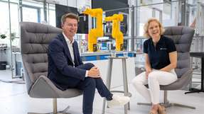 Links: Hubertus Breier, Vorstand Technologie und Innovation bei Lapp. Rechts: Prof. Dr. Katharina Hölzle, Institutsleiterin IAT der Universität Stuttgart, geschäftsführende Institutsleiterin Fraunhofer IAO und Technologiebeauftragte der Ministerin für Wirtschaft, Arbeit und Tourismus Baden-Württemberg.