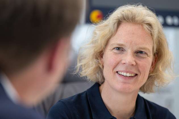 Prof. Dr. Katharina Hölzle sagt: „Die Vorstellung, dass ein Roboter einfach alle Arbeit übernimmt und der Mensch nur noch einen Knopf drücken muss, ist falsch.“