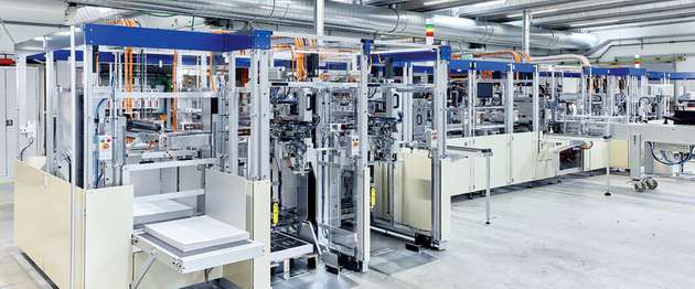 Die 15,5 m lange Gesamtanlage besteht aus der Maschine Fourcut zum Abzählen und Zuschneiden der Signaturbogen in einzelne Nutzen sowie aus der Wiro 500 für das Binden der Kalender.