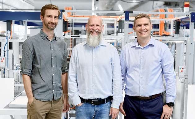 Die Projektbeteiligten vor der Fourcut (v.l.n.r.): Nicola Ritzmann, Leiter Mechanische Entwicklung, und CTO Patrick Suter (beide Durrer) sowie Markus Wagner, Vertrieb bei Beckhoff Schweiz