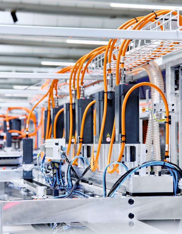 Zahlreiche Servomotoren AM8000 sorgen für hochdynamische und präzise Prozessabläufe.