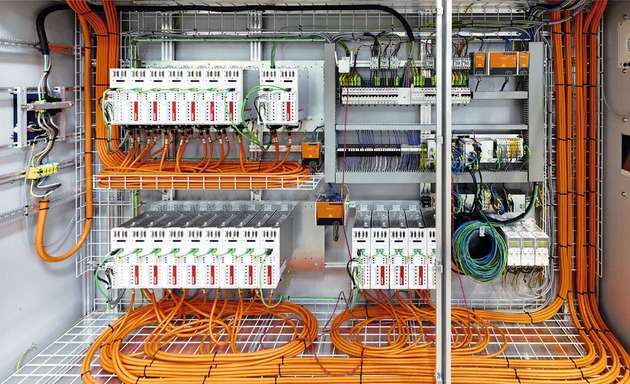 Gerade bei Anlagen mit sehr vielen Bewegungsachsen kommen die Bauraumvorteile der Servoverstärker AX5000 in Verbindung mit der One Cable Technology (OCT) besonders zum Tragen.