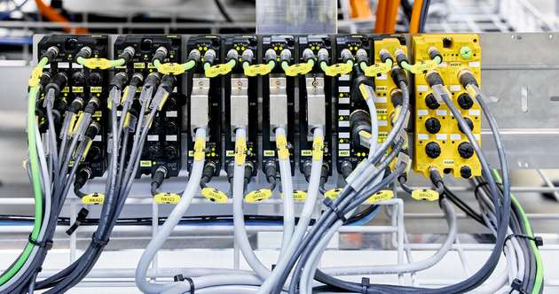 Für eine effiziente Bauraumnutzung, eine konsequente Anlagenmodularisierung und einen minimierten Verkabelungsaufwand setzt Durrer bei der Fourcut/Wiro 500 für die Signalerfassung zu rund 98 % auf die dezentral installierbaren EtherCAT-Box-Module der EP-Serie.