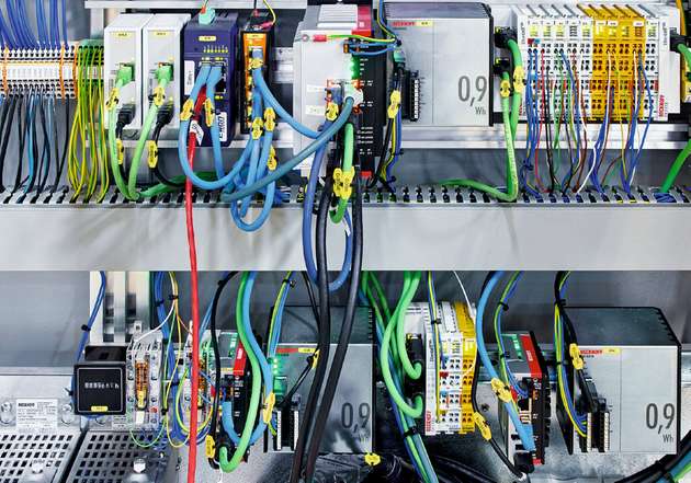 Ultra-Kompakt-Industrie-PCs im Schaltschrank der WIRO 500: ein C6030 (oben) als zentraler Steuerungsrechner und zwei C6015 (unten) einerseits als OPC-UA-Gateway zum übergeordneten Kundensystem und andererseits als Steuerung des optionalen Übergabemoduls