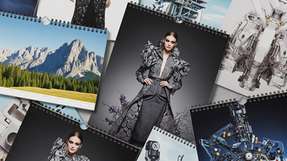 Durrer Spezialmaschinen aus Immensee hat mit der neuen Produktionsanlage Fourcut/Wiro 500 einen Meilenstein in der automatisierten Kalenderfertigung gesetzt. Über 90 dynamisch gesteuerte Servoachsen, modernste PC-basierte Steuerungstechnik von Beckhoff und ein durchgängiges Automatisierungskonzept ermöglichen eine flexible, hochdynamische und qualitativ hochwertige Produktion von bis zu 1.800 Fotokalendern pro Stunde – bei minimalem Personalaufwand und maximaler Variantenvielfalt.