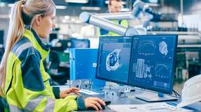 In der modernen Fertigung sorgen KI-Systeme für präzise Datenanalyse in Echtzeit. Voraussetzung dafür sind leistungsfähige Steckverbinder, die Signalintegrität, Geschwindigkeit und Flexibilität auch in rauen Umgebungen gewährleisten.