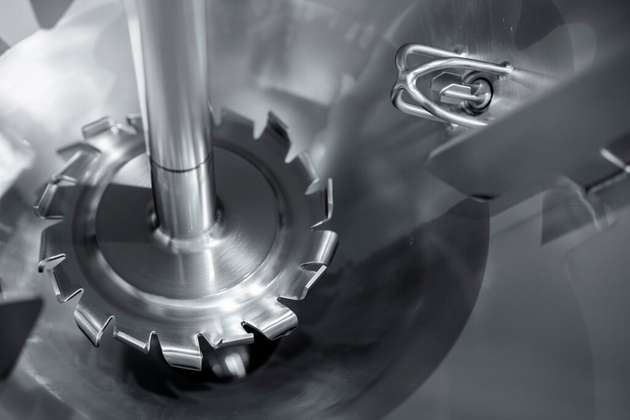 Das Hochgeschwindigkeitsrührwerk der Pulverlösestation übernimmt als erste von drei Stufen die Durchmischung und Auflösung der flüssigen und festen Zutaten.