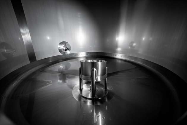 Eine Kombination aus Turbodüse und am Boden montiertem Rührwerk sorgt am Ende des Lösungsprozesses für die Homogenisierung und Feinverteilung der Rezepturbestandteile in der Lösung.