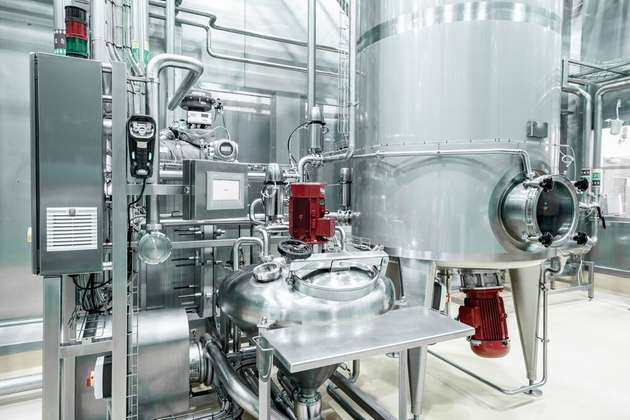 Der Aufgabetrichter wurde mit einem klappbaren Arbeitstisch ausgestattet, damit verschiedene Verpackungsarten einfach gehandhabt werden können.