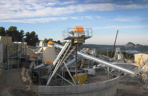 Die schweren Schüttgüter müssen oft über längere Wege und höhere Steigungen bewegt werden.