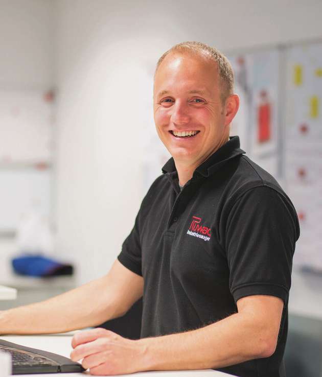 Heiko Holtkamp, Technischer Produktmanager, Ruwac Industriesauger: Ein Dreh- und Angelpunkt bei Absauganlagen ist die Frage: Lässt sich das Sauggut so sortenrein an Produktions- oder Förderanlagen absaugen, sodass es wieder in den Prozess zurückgeführt werden kann? Wenn das gelingt, werden Ressourcen geschont und CO2-Emissionen gesenkt. Gemeinsam mit unseren Kunden haben wir hier schon viele Best-Practice-Beispiele realisiert. Außerdem gibt es bei Industriesaugern und Absauganlagen diverse Stellschrauben zur Senkung des Energieverbrauchs, etwa ein sorgfältiges Engineering mit bedarfsgerechter Auslegung der Antriebe und eine energetisch optimierte Planung von Rohrleitungen, Vorabscheidern und Filtereinheiten. Ganz wichtig aus der Perspektive der Nachhaltigkeit: die Lebensdauer. Wenn der Sauger doppelt so lange „lebt“, sind seine produktionsbezogenen CO2-Emissionen nur halb so groß. Und unsere Anlagen können jahrzehntelang im Einsatz sein.
Halle 10.0, Stand 438 (Powtech)