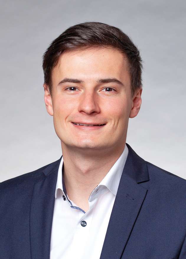 Mario Grimmeißen, Business Development Manager, Energies & Decarbonization, Vega: Die steigenden Anforderungen an Technologien zur Dekarbonisierung stellen die Industrie vor Herausforderungen. Während Prozesse effizient und zuverlässig gestaltet sein müssen, spielt auch die wirtschaftliche Rentabilität eine wichtige Rolle bei der Integration nachhaltiger Technologien. Wasserstoff als grüner Energieträger bei hohem Energiebedarf oder CCUS-Technologien zur Speicherung und Weiterverarbeitung von CO2-Emissionen sind vielversprechende Maßnahmen. Dabei sind messtechnische Lösungen für effiziente, sichere und rentable Prozesse unumgänglich. Unsere Füllstand-, Grenzstand- und Drucksensoren sorgen nachhaltig für mehr Effizienz und Sicherheit entlang der gesamten Wertschöpfungskette. Resistente Materialien, diffusionsdichte Prozessanschlüsse, trockene Keramikmesszellen sowie Sensoren mit Gold- oder Gold-Rhodium-Beschichtung sichern deren langfristige Funktion.
Halle 10.0, Stand 304 (Powtech), Halle C5, Stand 661 (Drinktec)