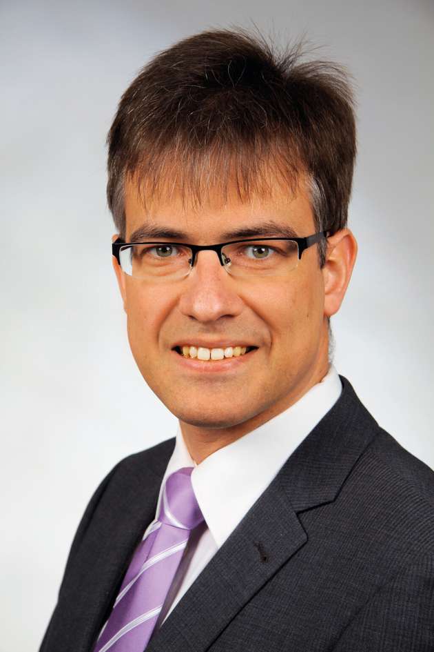 Dr. Dirk Jakobs, Vertrieb Mixing and Reacting Technologies, Gebrüder Lödige Maschinenbau: Maßnahmen zur Reduzierung des Energieverbrauchs lassen sich auf allen Ebenen der Prozesstechnik erfolgreich realisieren: Ein Beispiel auf Komponentenebene ist das von uns patentierte Schaufelkonzept der High Effiency Shovel, kurz HES. Das Mischwerkzeug verfügt, anders als Standardschaufeln, über eine Öffnung im Schaufelblatt. Dadurch verringert sich das Drehmoment um etwa zehn Prozent. Ein weiteres Beispiel sind Prozessketten mit ausgeprägten Temperaturwechseln. Wenn der Reaktor dabei stets aufgeheizt und wieder abgekühlt werden muss, kostet dies sehr viel Energie. Wir lösen entsprechende Aufgabenstellungen deshalb durch die Kombination von zwei Maschinen, die jeweils auf einem eigenen, gleichbleibenden Temperaturniveau arbeiten.
Halle 12.0, Stand 378 (Powtech)