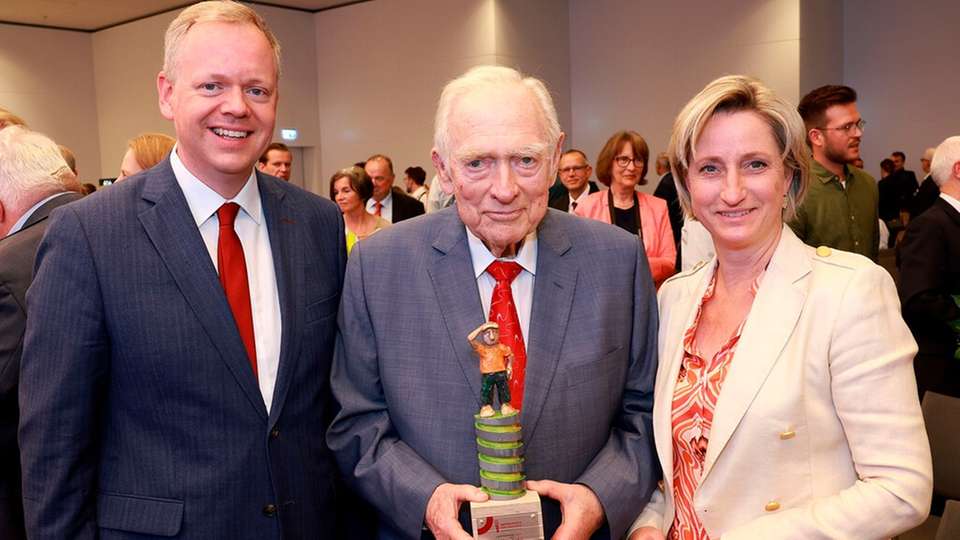Preisträger Helmut Rudel, Gründer von Rutronik aus Ispringen, mit Dr. Nicole Hoffmeister-Kraut (rechts) und Matthias Neth (links). 
