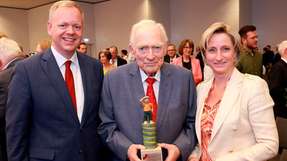Preisträger Helmut Rudel, Gründer von Rutronik aus Ispringen, mit Dr. Nicole Hoffmeister-Kraut (rechts) und Matthias Neth (links). 
