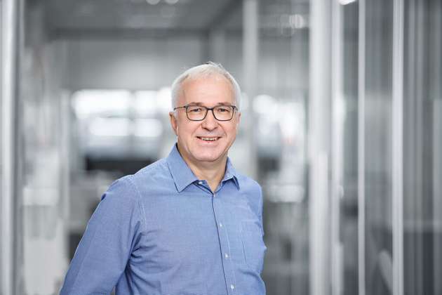 Dr. Hans-Joachim Jacob, Senior Expert Process and Applications, Ystral Maschinenbau + Processtechnik: Misch- und Dispergiertechnologien von uns erreichen hinsichtlich ihres Energieverbrauchs gegenüber traditionellen Rührwerken oder Dissolvern enorme Verbesserungen: Je nach Anwendung kann der Energiebedarf um bis zu 90 Prozent gesenkt werden. Ein zentraler Hebel ist dabei die Verkürzung der Prozesszeiten. Durch eine Erhöhung der Intensität aller entscheidenden Misch-, Dispergier- und Pulverbenetzungsprozesse wird der Zeitaufwand drastisch reduziert. Im Ergebnis führt dies selbst bei einer höheren eingesetzten Leistung zu einem deutlich verringerten Energiebedarf. Und weil die Pulverpartikel beim Eintrag in Flüssigkeiten sofort vollständig aufgeschlossen werden, können energieintensive Prozessschritte wie zum Beispiel der Einsatz von Mühlen in der Lack- und Farbherstellung häufig komplett entfallen.
Haale 9.0, Stand 431 (Powtech)