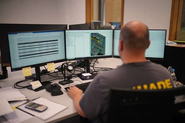 Hade Automation nutzt diverse Eplan Tools, um den Schaltschrankaufbau wie auch die Gebäudetechnik zu planen. Der digitale Zwilling steht im Zentrum.