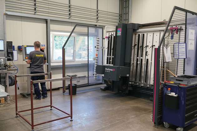 Mit einer Perforex von Rittal Automation Systems werden Schränke wie auch Stromschienen auf Basis der Eplan Daten bearbeitet. 