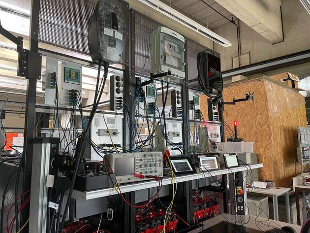 Im Projekt GridMaximizer haben Forschende der TH Köln eine Anwendung zur koordinierten Steuerung von Ladevorgängen entwickelt. Um die Lösung zu erproben, entwarf das Projektteam im Labor ein Verteilnetz mit sechs simulierten Haushalten.