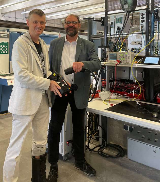 Prof. Dr. Eberhard Waffenschmidt und Prof. Dr. Ingo Stadler vom Cologne Institute for Renewable Energy der Fakultät für Informations-, Medien- und Elektrotechnik der TH Köln leiteten das Projekt.