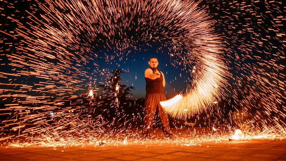 Inverter sind das Herz der E-Mobilität: Sie koppeln Batterie, Bordnetz und Elektromotor, wandeln Energie effizient um und stellen Rekuperation sowie Laden sicher – leistungsfähige, kompakte und robuste Steckverbinder mit hoher Signalintegrität, EMV-Schirmung und Temperaturbeständigkeit sind dafür Voraussetzung.