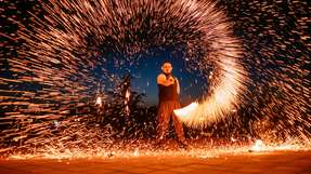 Inverter sind das Herz der E-Mobilität: Sie koppeln Batterie, Bordnetz und Elektromotor, wandeln Energie effizient um und stellen Rekuperation sowie Laden sicher – leistungsfähige, kompakte und robuste Steckverbinder mit hoher Signalintegrität, EMV-Schirmung und Temperaturbeständigkeit sind dafür Voraussetzung.