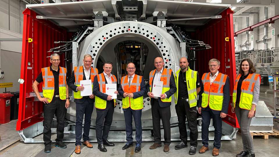 Übergabe des Förderbescheids in der Enercon-Fertigungshalle. Von rechts nach links: Volker Trebesch (Enercon Betriebsrat), Wiard Siebels (MdL Niedersachsen), Udo Bauer (Enercon CEO), Grant Hendrik Tonne (Wirtschaftsminister Niedersachsen), Michael Jaxy (Enercon CFO), Kevin Kebel (Enercon Konzernbetriebsrat, Horst Feddermann (Bürgermeister Stadt Aurich), Lena Trebesch (Sales & After Sales Managerin für Norddeutschland).