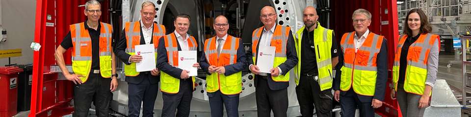 Übergabe des Förderbescheids in der Enercon-Fertigungshalle. Von rechts nach links: Volker Trebesch (Enercon Betriebsrat), Wiard Siebels (MdL Niedersachsen), Udo Bauer (Enercon CEO), Grant Hendrik Tonne (Wirtschaftsminister Niedersachsen), Michael Jaxy (Enercon CFO), Kevin Kebel (Enercon Konzernbetriebsrat, Horst Feddermann (Bürgermeister Stadt Aurich), Lena Trebesch (Sales & After Sales Managerin für Norddeutschland).