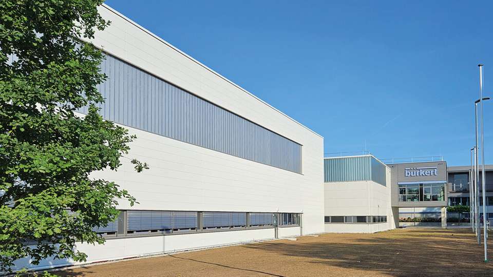 Effizienz auf rund 6.000 m2: Der Neubau am Bürkert-Standort Öhringen kombiniert Fertigung und Montage mit einem automatischen Kleinteilelager und einem Schmalgang-Palettenlager.