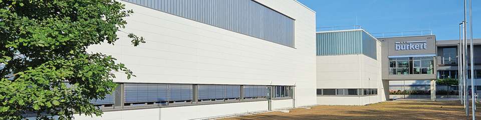 Effizienz auf rund 6.000 m2: Der Neubau am Bürkert-Standort Öhringen kombiniert Fertigung und Montage mit einem automatischen Kleinteilelager und einem Schmalgang-Palettenlager.
