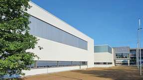 Effizienz auf rund 6.000 m2: Der Neubau am Bürkert-Standort Öhringen kombiniert Fertigung und Montage mit einem automatischen Kleinteilelager und einem Schmalgang-Palettenlager.
