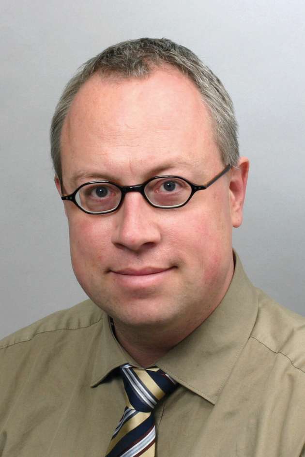 Kai Koch, R&D Director, Romaco Innojet: Im Rahmen unserer Nachhaltigkeitsstrategie treiben wir technische Innovationen voran, um den ökologischen Fußabdruck unserer Maschinen, Prozesse und Endprodukte zu verbessern. Das Wirbelschichtverfahren ist bekanntermaßen sehr energieintensiv, weshalb wir in die Entwicklung eines Wärmerückgewinnungssystems für die Granulation und Trocknung von Feuchtgranulat investiert haben. Die Technologie basiert auf einer Industriewärmepumpe und erzielt eine Einsparung von durchschnittlich 60 Prozent der Heizleistung. Bei Prozessen mit hohen Sprühraten, die große Luftmengen verbrauchen, ist die Wärmerückgewinnung besonders effektiv. Die gewonnene Energie wird zur Erwärmung des Zuluftstroms desselben Prozesses direkt wieder verwendet.
Halle 9.0, Stand 549 (Powtech)