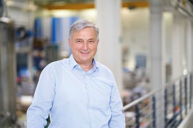 Fritz-Martin Scholz, Produktmanager, Syntegon: Nachhaltigkeit ist ein zentrales Element – sowohl bei der Herstellung als auch beim Betrieb unserer Maschinen und Anlagen. Durch Maßnahmen wie die Reduzierung des Wasserbedarfs in Reinigungsprozessen, der integrierten Energierückgewinnung und alternativen Heizlösungen setzen wir gezielt auf fortschrittliche Technologien – immer mit dem Anspruch, unseren Kunden wirtschaftliche und umweltfreundliche Lösungen aus einer Hand zu bieten. Das belegt unter anderem auch die Auszeichnung von Ecovadis: Im April 2025 wurde Syntegon mit einem Platin-Rating ausgezeichnet und zählt damit zu den besten 1 Prozent der Unternehmen weltweit im Bereich Nachhaltigkeit.
Halle 10.0, Stand 248a (Powtech), Halle 1, Stand 257 (Fachpack)