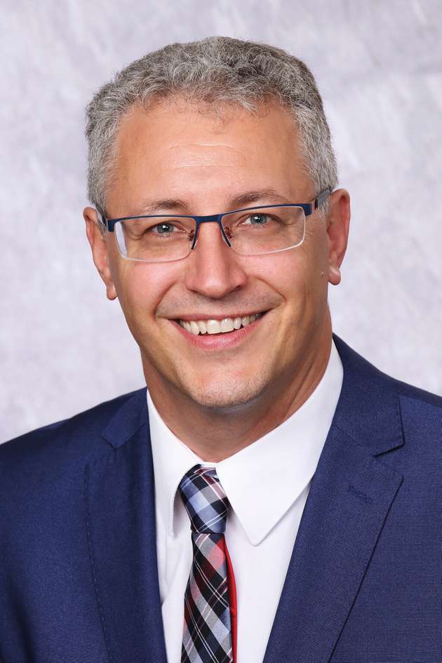 Joachim Zipp, Global Market Segment Manager Food & Pharma, Wika: In einer nachhaltigen Wertschöpfungskette wird nicht mehr Energie verbraucht als unbedingt nötig. Um das zu gewährleisten, müssen Unternehmen Risiken im Prozess frühzeitig erkennen. Muss beispielsweise ein Batch verworfen werden, wird das Material entsorgt – alles, was bisher an Energie in die Herstellung und Logistik geflossen ist, geht verloren. Das gilt es zu vermeiden. Die Messinstrumentierung spielt hier eine entscheidende Rolle. Wir bei Wika entwickeln Messtechnik, die an die Herausforderungen bestimmter Fertigungsprozesse angepasst ist und somit für reibungslose, ausfallsichere Prozesse sorgt. Über die direkte Prozesskontrolle hinaus ist es zudem sinnvoll, mit Hilfe eines IIoT-Konzepts Prozesse zu optimieren und so den Energieverbrauch und Emissionen dauerhaft zu senken.
Halle 12.0, Stand 282 (Powtech), Halle C5, Stand 479 (Drinktec)