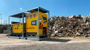 Die Hybrid-Batteriespeichersysteme von Atlas Copco bestehen aus einem dieselbetriebenen Stromerzeuger (links in der Anlage) und einem elektrischen Energiespeicher (rechts), die auf einem gemeinsamen Gehäuserahmen montiert sind.