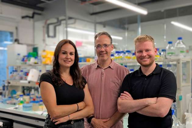 Von links nach rechts: Sarah Soom, Christoph von Ballmoos, Stefan Moning, Departement für Chemie, Biochemie und Pharmazie, Universität Bern.